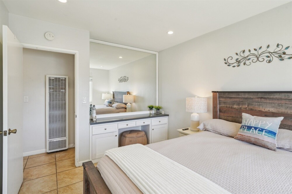 Beautiful 2 Bed Beach Condo #104 2 Bedroom Condo by RedAwning