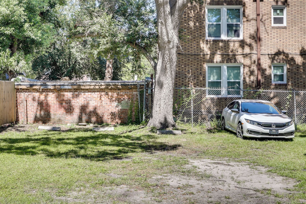 Walk to Food & Art: Condo in Historic Riverside