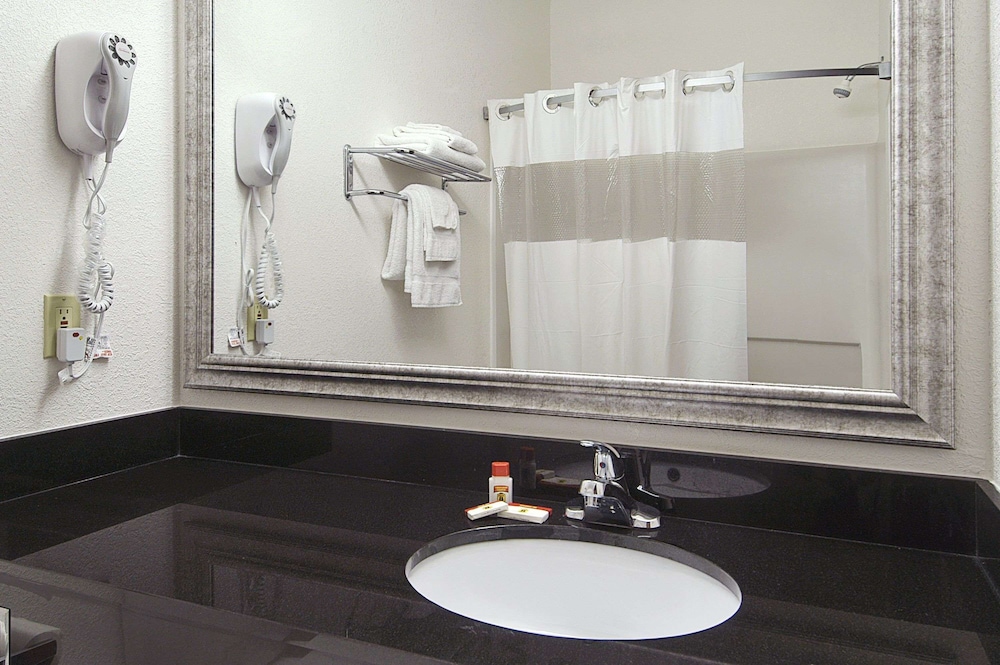 Cave City Vacations - Super 8 by Wyndham Bowling Green North - Property Image 5