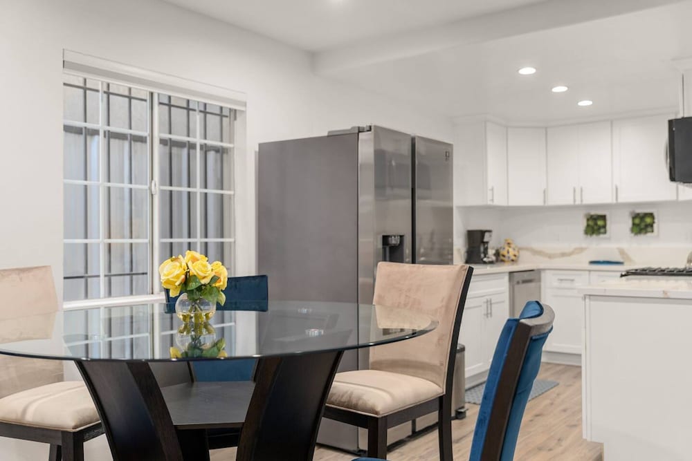 The Avalon - Modern Colorful w Private Parking, photo 17