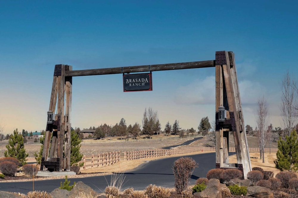 Starview at Brasada Ranch Resort by Avantstay Stunning Home w/ Hottub & Close To World Class Golf!