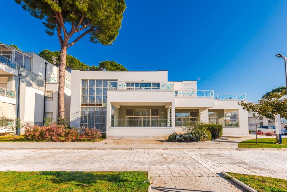 Spacious Apartment by the Beach - Tulipani