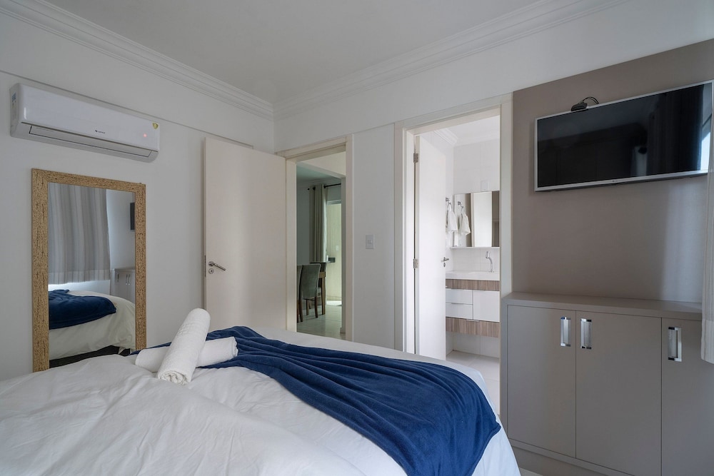 2-bed Apt w/ BBQ - Downtown Bombinhas Caa103