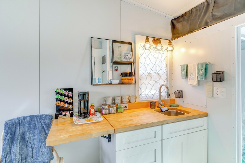 8 Mi to Cathedral Caverns: Tiny Home Hideaway