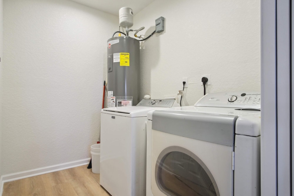 Stylish Spacious Comfort 4BR 3BA Downtown Gem