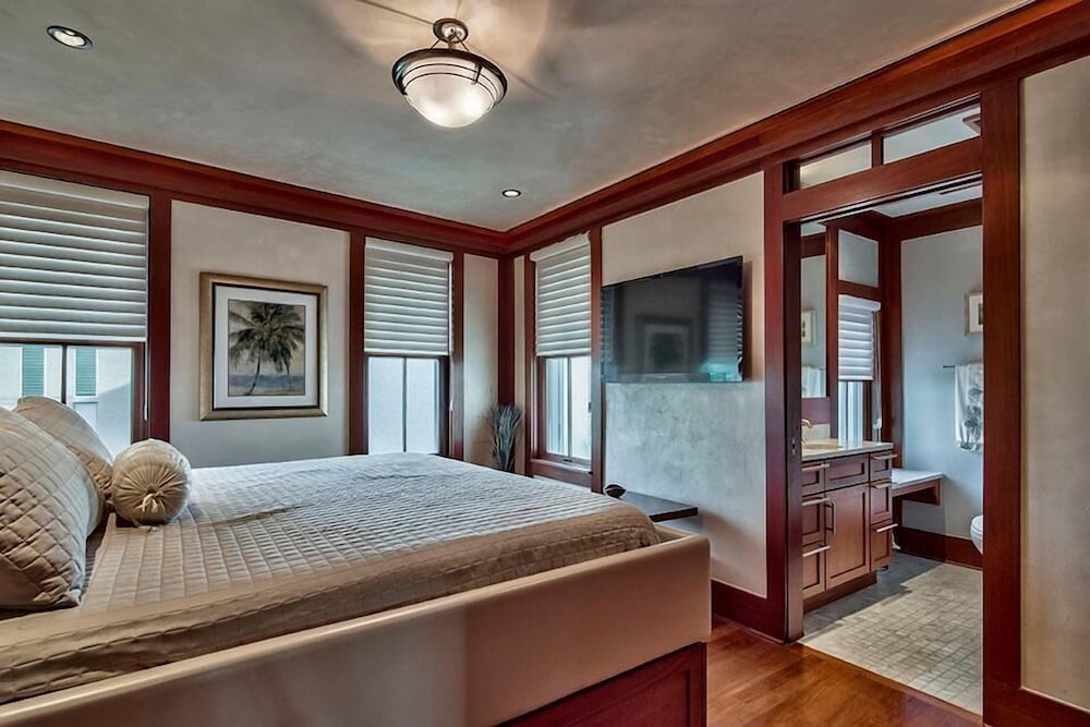 OLYMPIA DOLPHIN SUITE 3 Bedroom Holiday Home by Five Star Properties