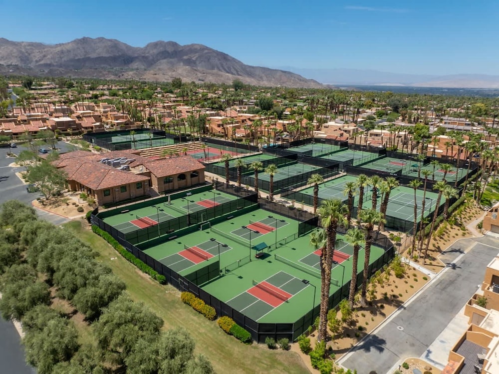 Desert Flower- Ironwood CC Condo Pool Spa