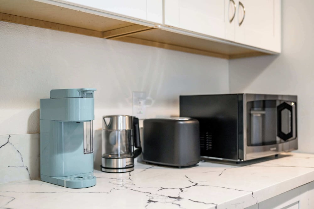 Modern Glendora Retreat Family Getaway Near Cal Poly & Mt. SAC