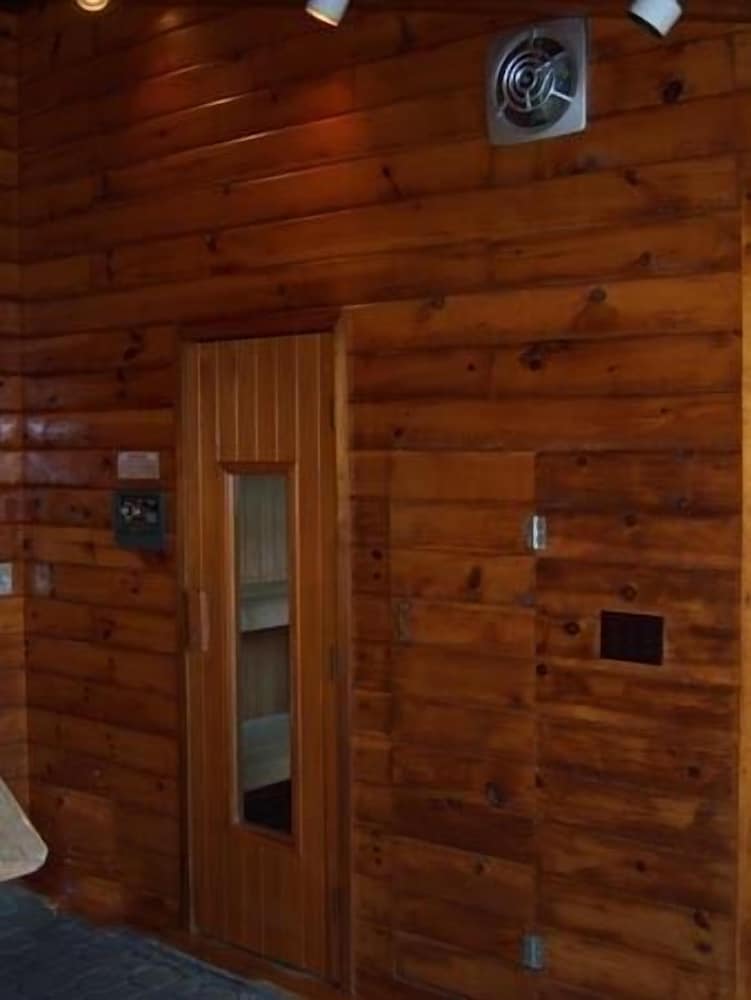 Tall Pines Motel