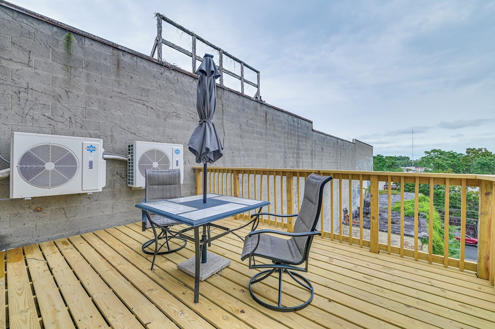 Apartment w/ Deck in Albany, Walk to Downtown! in Albany, US