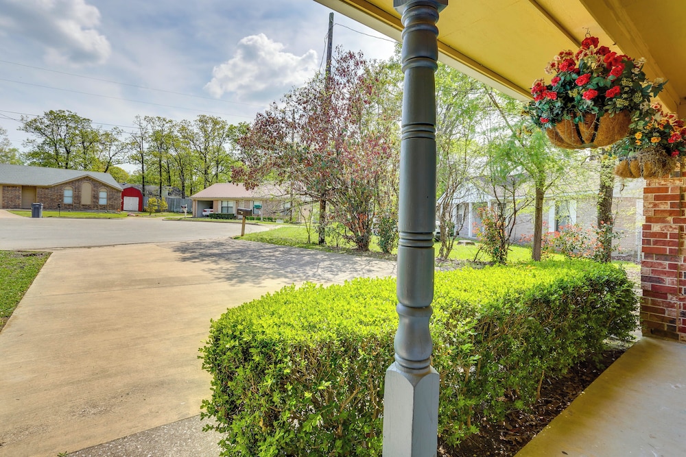 6 Mi to Ellen Trout Zoo: Family Home w/ Yard!