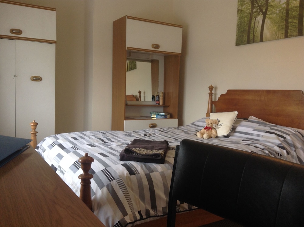 3 Bed Broomfield Road Newport Shropshire view 2
