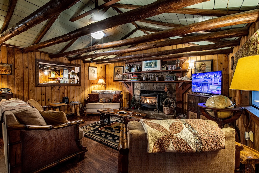 Bear Creek Lodge and Cabins in Helen Ga - Pet Friendly, River on Property, Walking Distance to downtown Helen