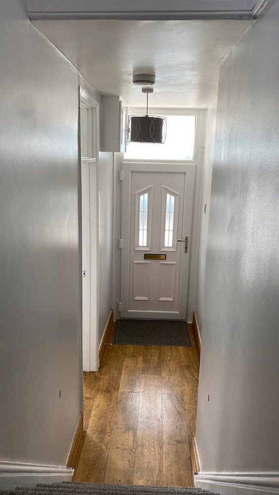 Lovely 3-bed House in Bridgend 7min From Porthcawl