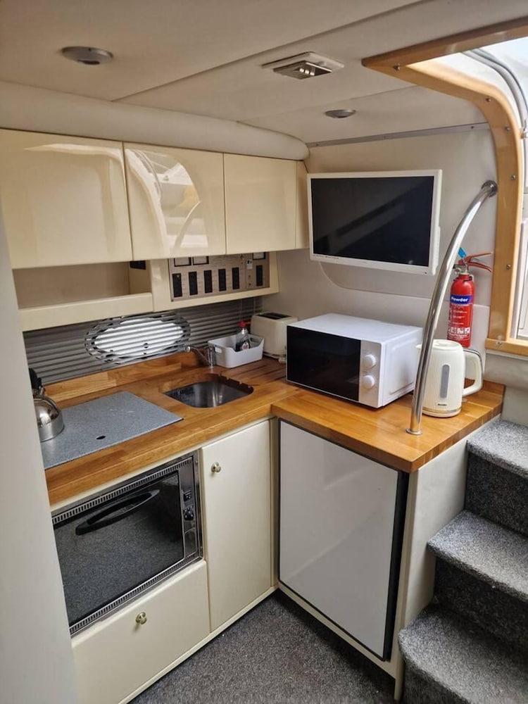 Romantic 3beds Yacht Escape on Thames view 3