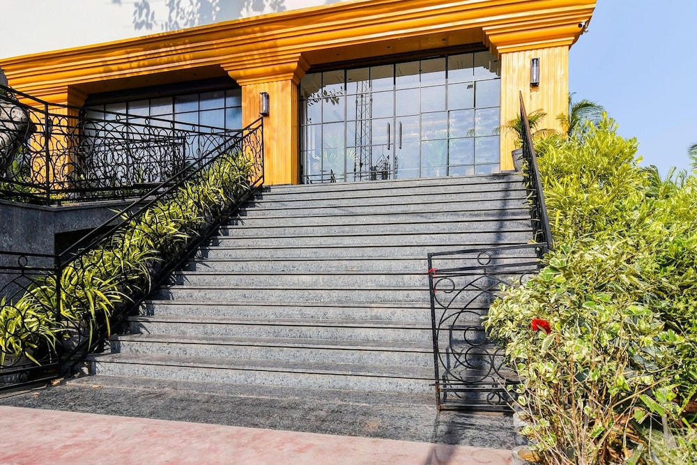 Deluxe Double Stays Near Paridh Crossing