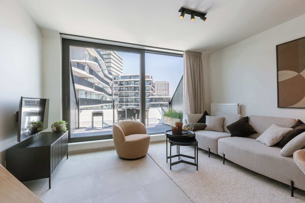 Huswell x Bel Air - Modern City Apartment With Terrace Designer Touches
