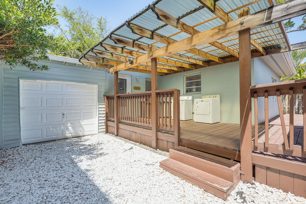 < 1 Mi to Las Olas Boulevard: Cozy Retreat w/ Yard