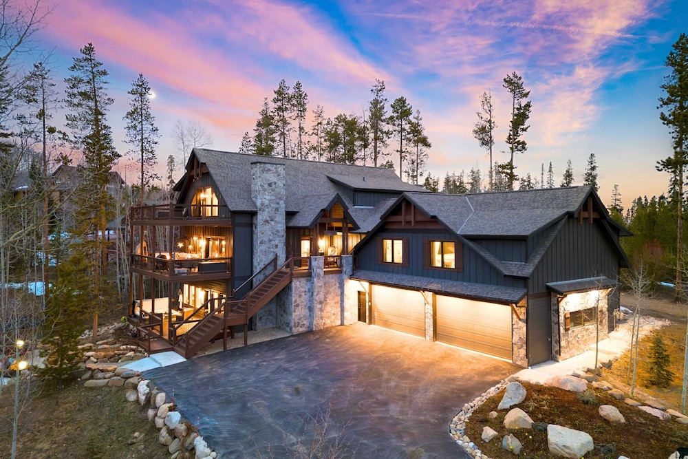 Winterhaven Estate by Avantstay Sleeps 19 Guests Mountain Compound w/ Views, Firepit, Hot Tub