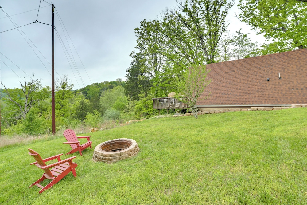 Cozy Cabin w/ Fire Pit: Walk to Lake Taneycomo!