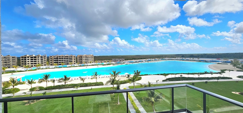 The Beach Spacious 2 Bedroom 2 Bath Apartment on top Floor With Stunning Views