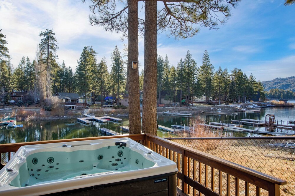 2 Lakefront Homes by Avantstay Sleeps 23, Private Dock+beach, Hot Tub, Fire Pit, Deck Views