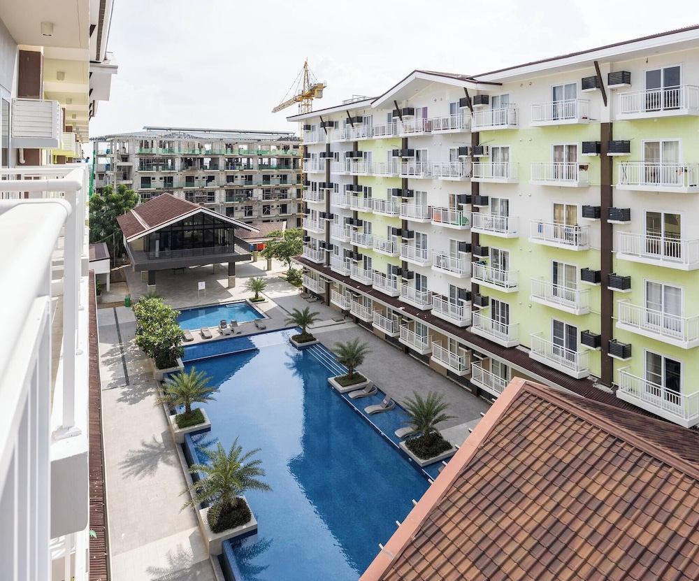 Stylish Condo 3-minutes to Airport, Poolview at Amani Grand Resort Residences