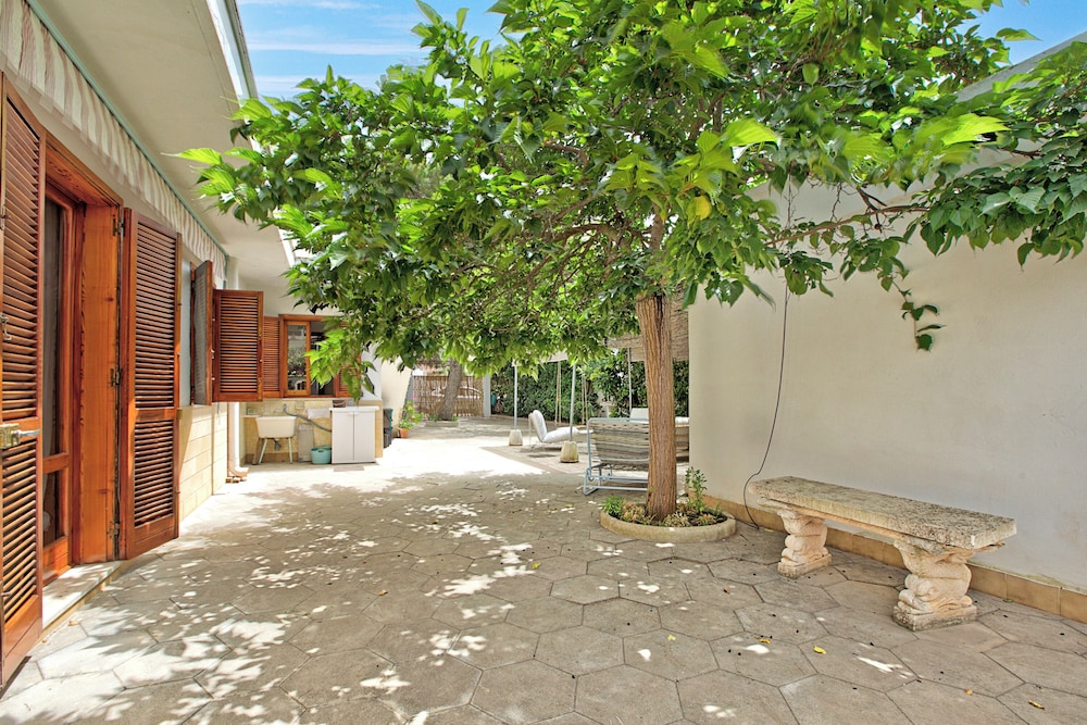 Villa Carolina spacious with garden view 5