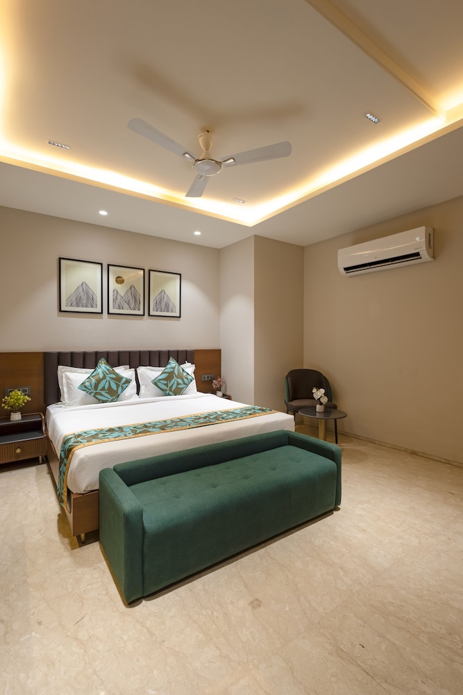 Saltstayz Premier Naraina Central Delhi