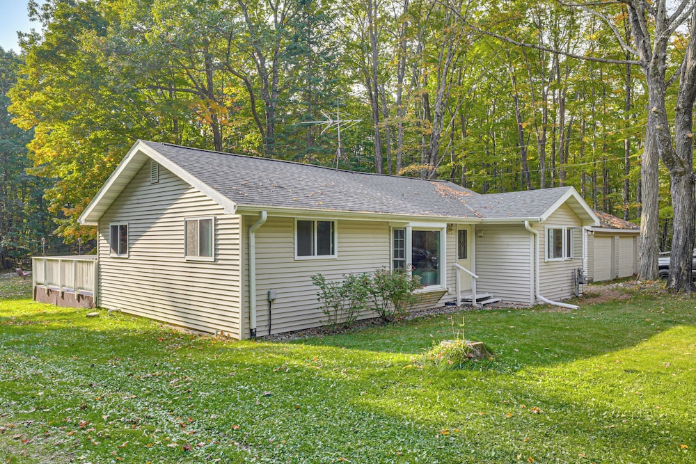 4 Mi to Lake: Secluded Northwoods Getaway