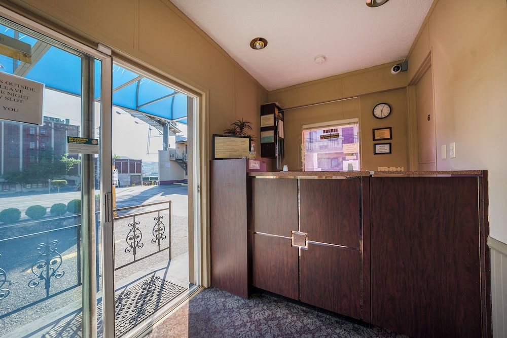 Broadway Inn 3