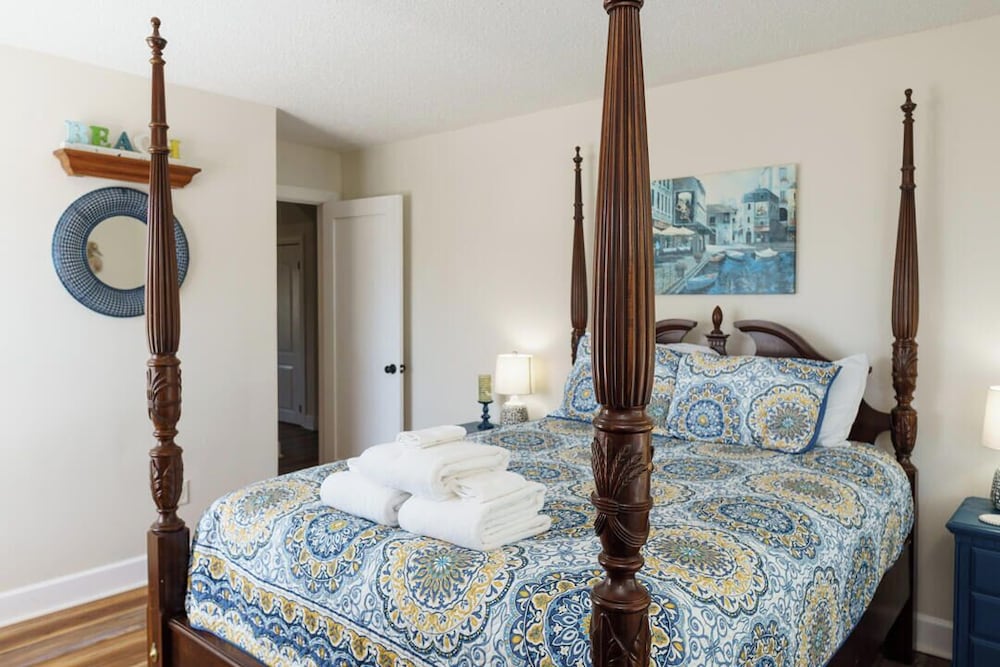 Charming 3-bed, 2-bath Home With Wonderful Views of the Golf Course