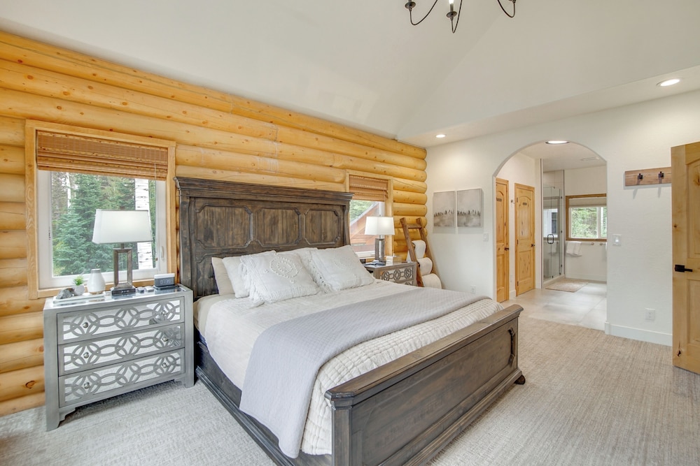 Hot Tub, Game Room! 3-story Brian Head Home