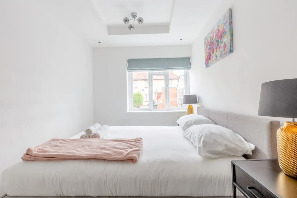 Contemporary 2 Bedroom in West London
