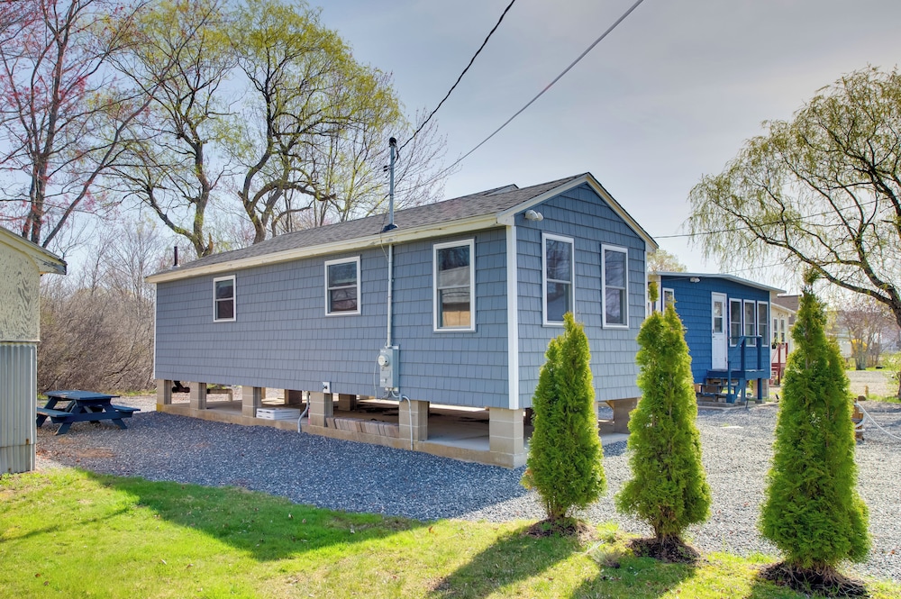 Walk to Long Sands Beach: Cottage w/ Fire Pits!