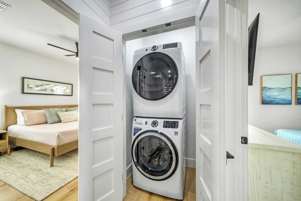 Sleeps 24 2 Homes, Priv Pool, Swing Bar, Patio Lounge Near Nature Preserve