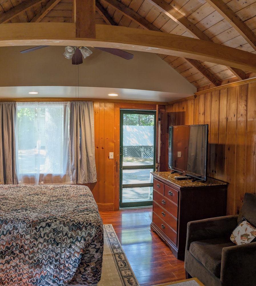 Hinckleys Dreamwood Cottages