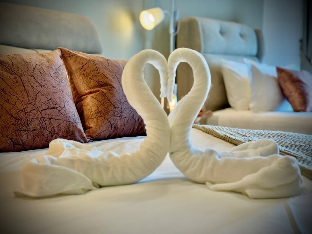 ICC Luxury Suites By Grab A Stay