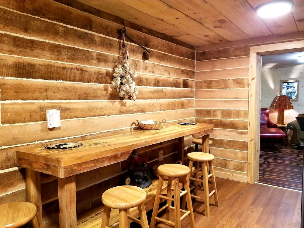 Bear Creek Lodge and Cabins in Helen Ga - Pet Friendly, River on Property, Walking Distance to downtown Helen