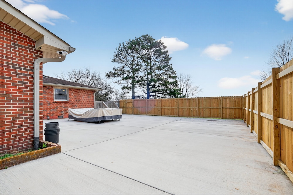 Quiet Retreat Near Opryland & Airport 4 Bedroom Home