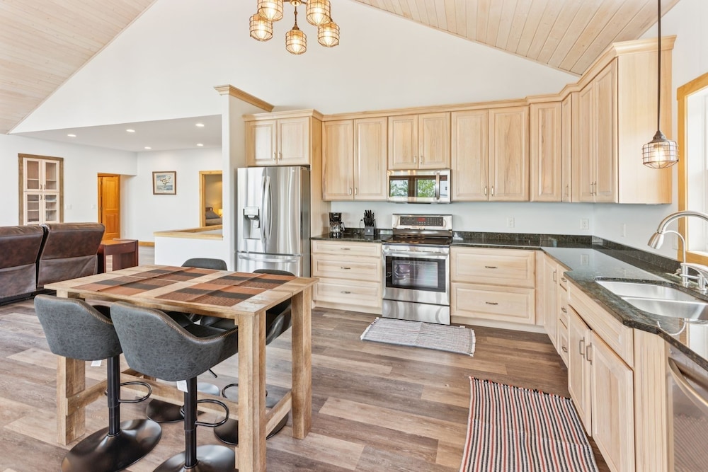 Lakeside 4br Retreat Private, Peaceful & Scenic 4 Bedroom Villa