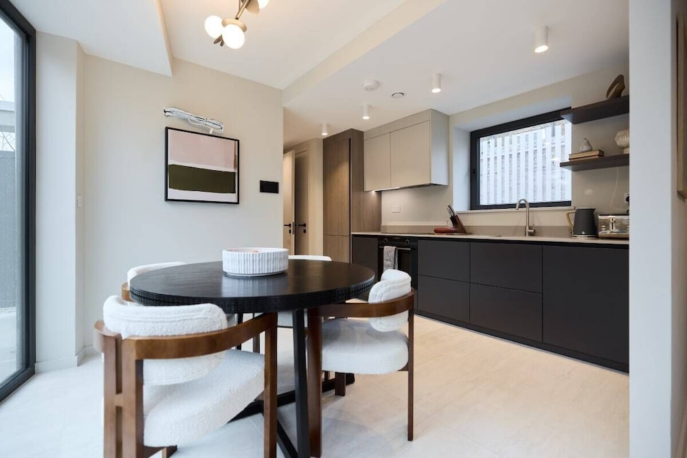 The Letchford Garden Mews - Elegant 2bdr House With Garden & Patio