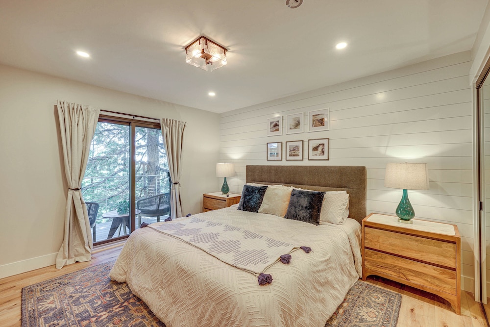 Stunning Forest Views: Luxury Lake Arrowhead Cabin