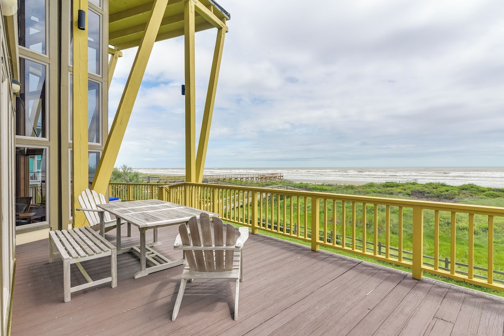 Oceanfront Home w/ Beach Access in Galveston