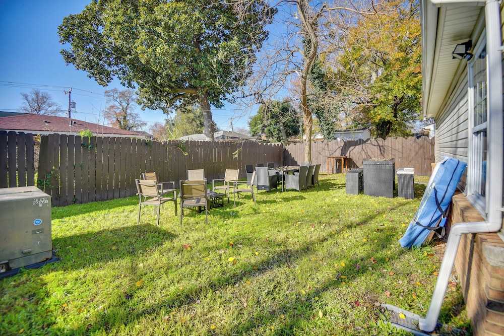 < 1 Mi to Beach! Quaint Norfolk Duplex w/ Yard