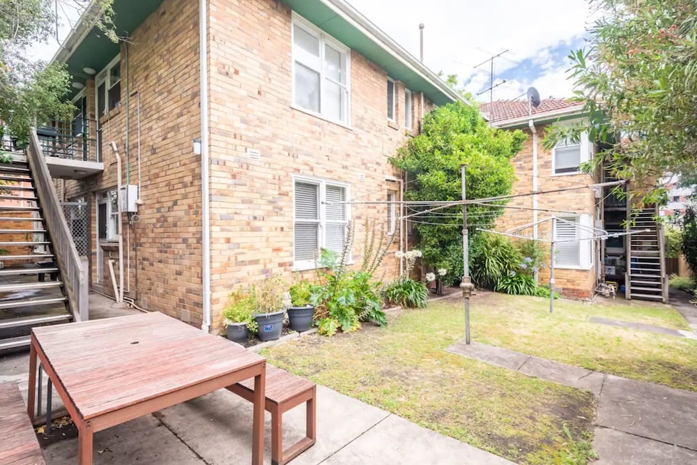 Sunny 1 Bedroom Flat in Quiet St Kilda With Parking