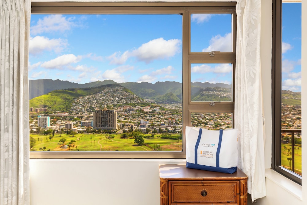 Waikiki Banyan 3409