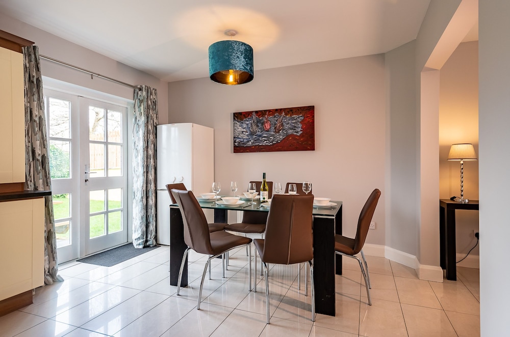 3 Bedroom pet Friendly Home With Access to Pool