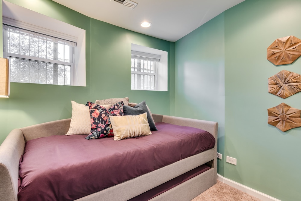 Chicago Vacations - Vibrant Stylish 4 Bed Condo near Humboldt Park by AllSet Turnover - Property Image 23