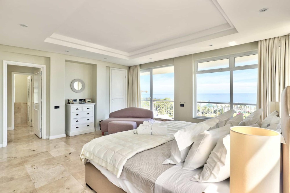 Camps Bay Home w Pool Garden Sea View Tree Villa
